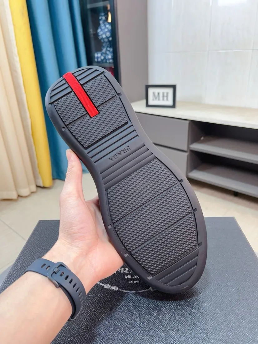 The ex-factory price is 680🌹🌹The high-quality new Prada (Prada) counters are launched simultaneously. The new men's shoes and 😘fabrics are selected from imported mesh and glue-spraying technology. Imported cowhide lining. 👍🏿High-end☄️Open-molded non-slip rubber outsole, exquisite lines, simple and elegant, comfortable and high-end for leisure travel. Code number: 38 to 44